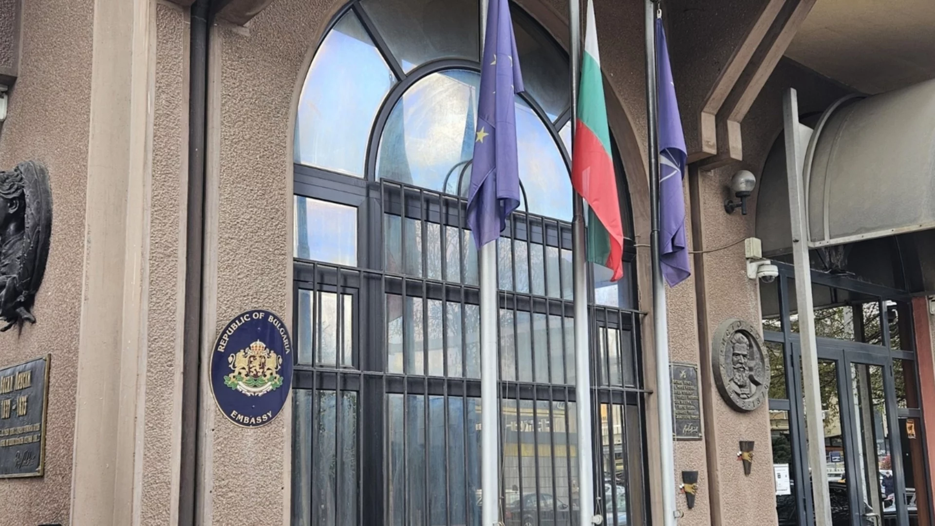 Ескалация на омразата: Удариха българското посолство в Скопие (ВИДЕО)