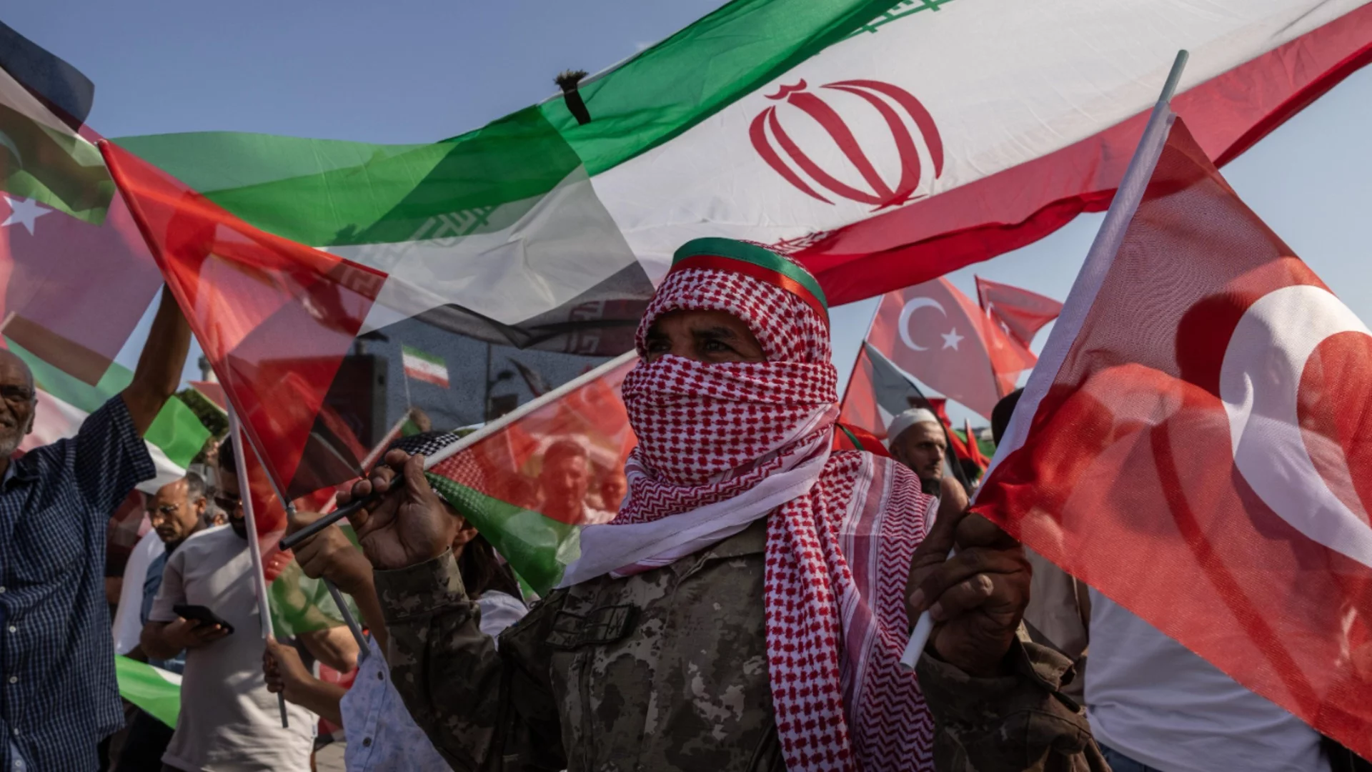 Иран в пламъци: Над 100 жертви, интернет затъмнение и заплаха от военен сблъсък със САЩ