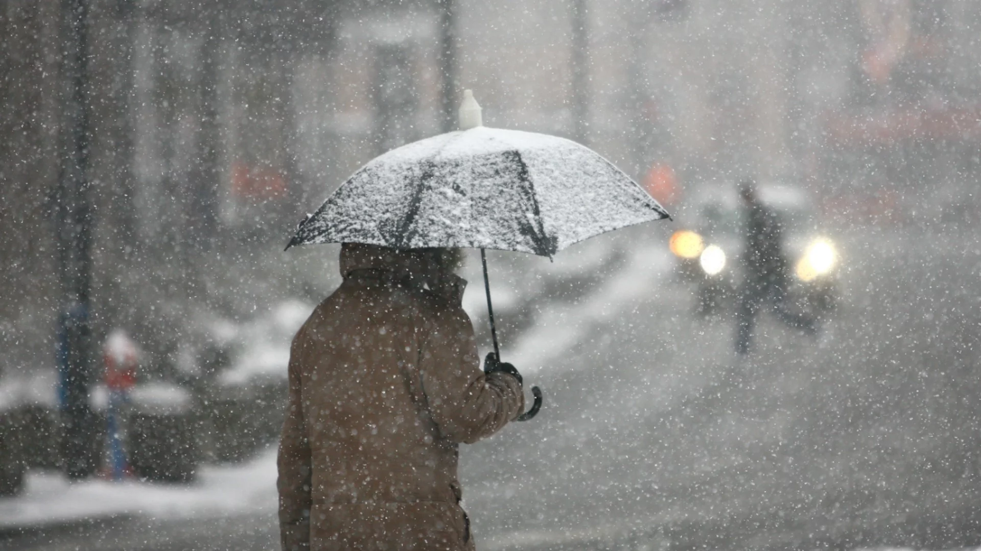 Зимната обстановка се усложнява: Сняг, вятър и поледици в 20 области