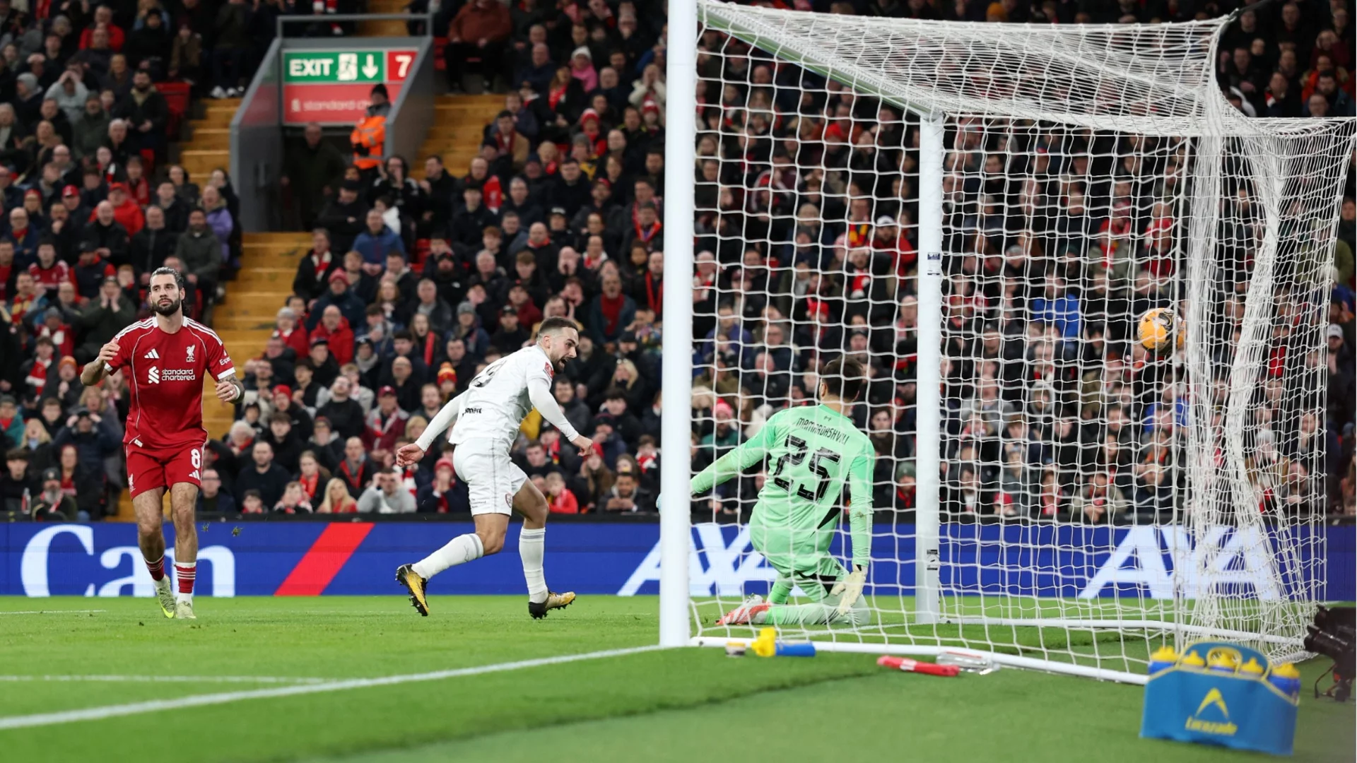 От осанна до разпни го: Собослай вкара шедьовър, а после подари нелеп гол на съперника (ВИДЕО)