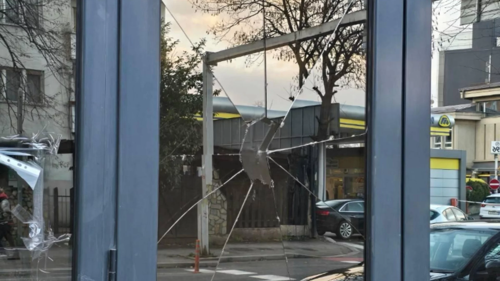 Изолиран случай, щетите не са огромни: Муцунски за вандализма срещу посолството ни в Скопие