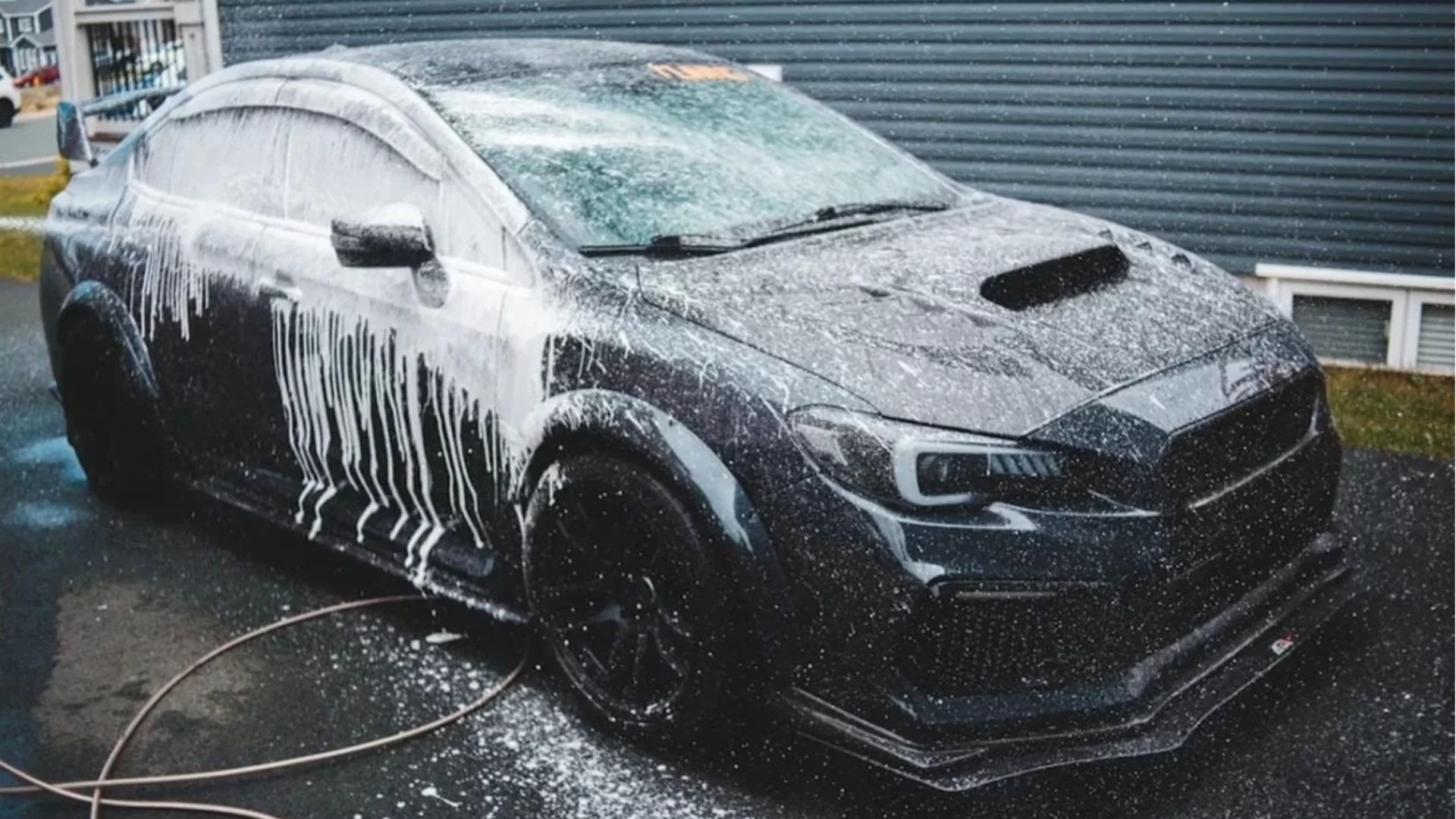 Автомивка през зимата: кога е полезна и кога е по-добре да не се рискува?