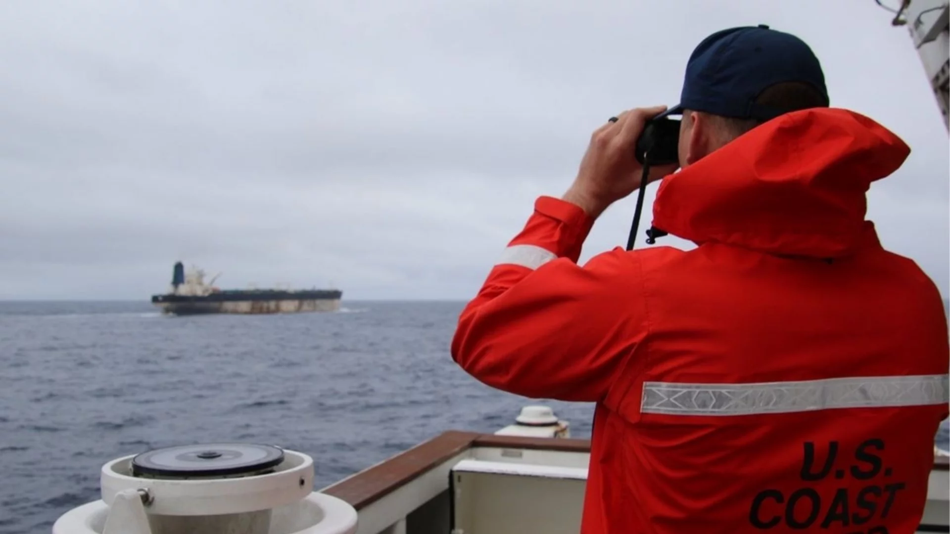 Защо танкерите от "сенчестия флот" ударно сменят странните си флагове с руски?