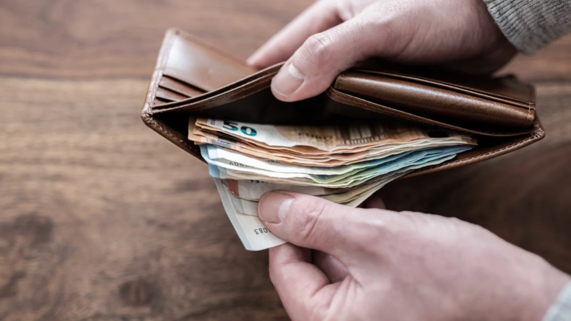 За кражба на портфейл: Задържаха двама мъже