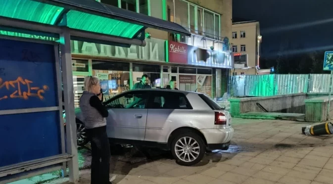 Кола отнесе павилион на спирка