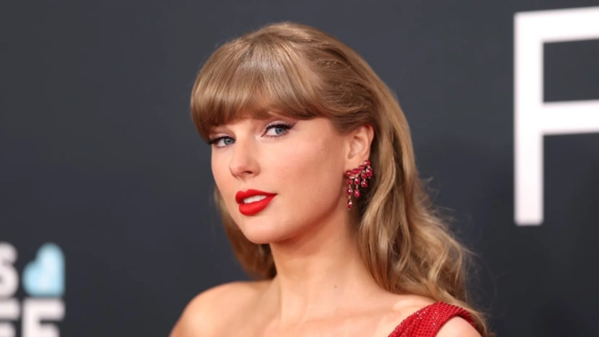 Необичайно: Тейлър Суифт очарова с пореден шедьовър, но не музикален (СНИМКИ)