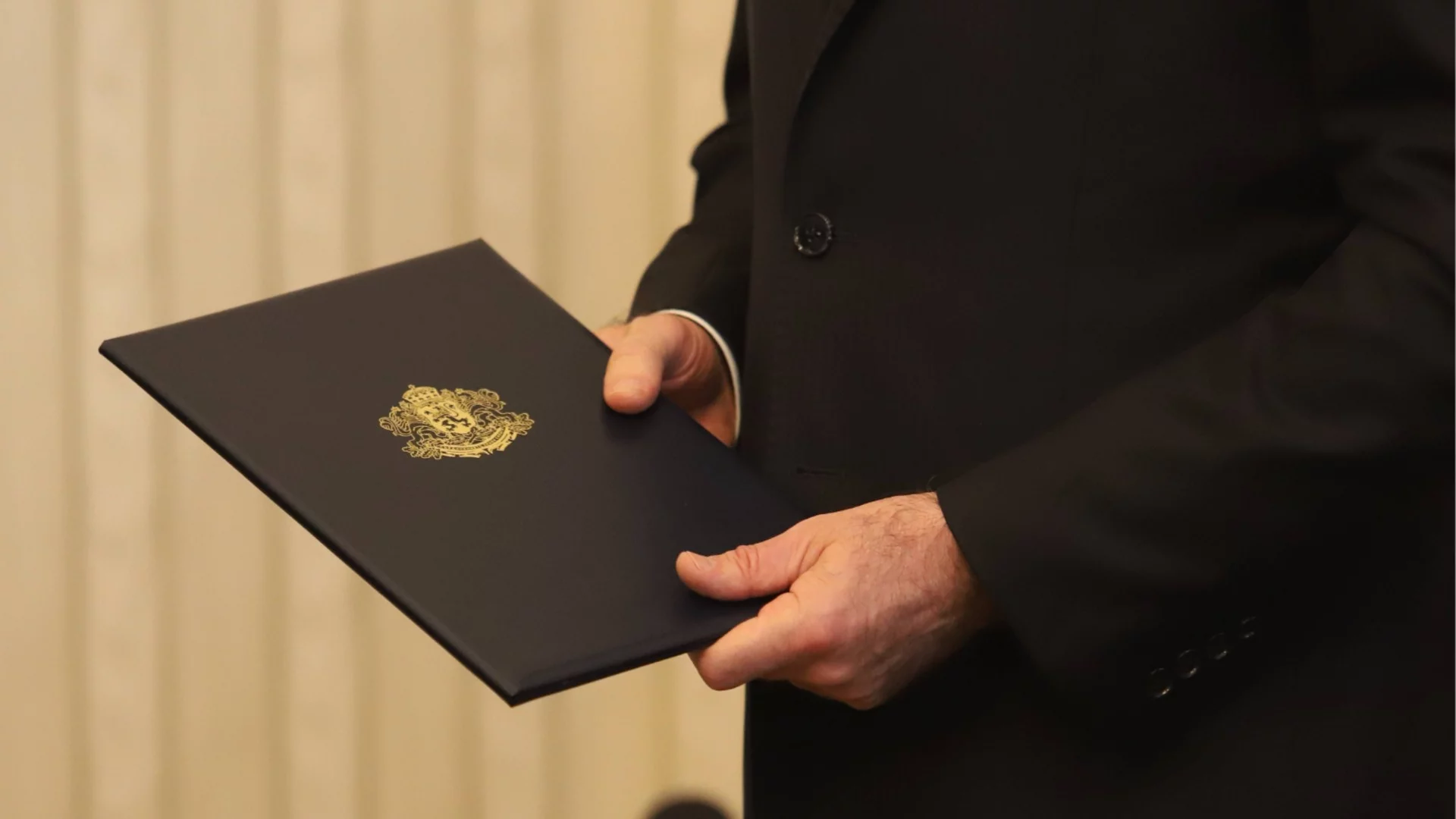 Радев връчва първия мандат за съставяне на правителство