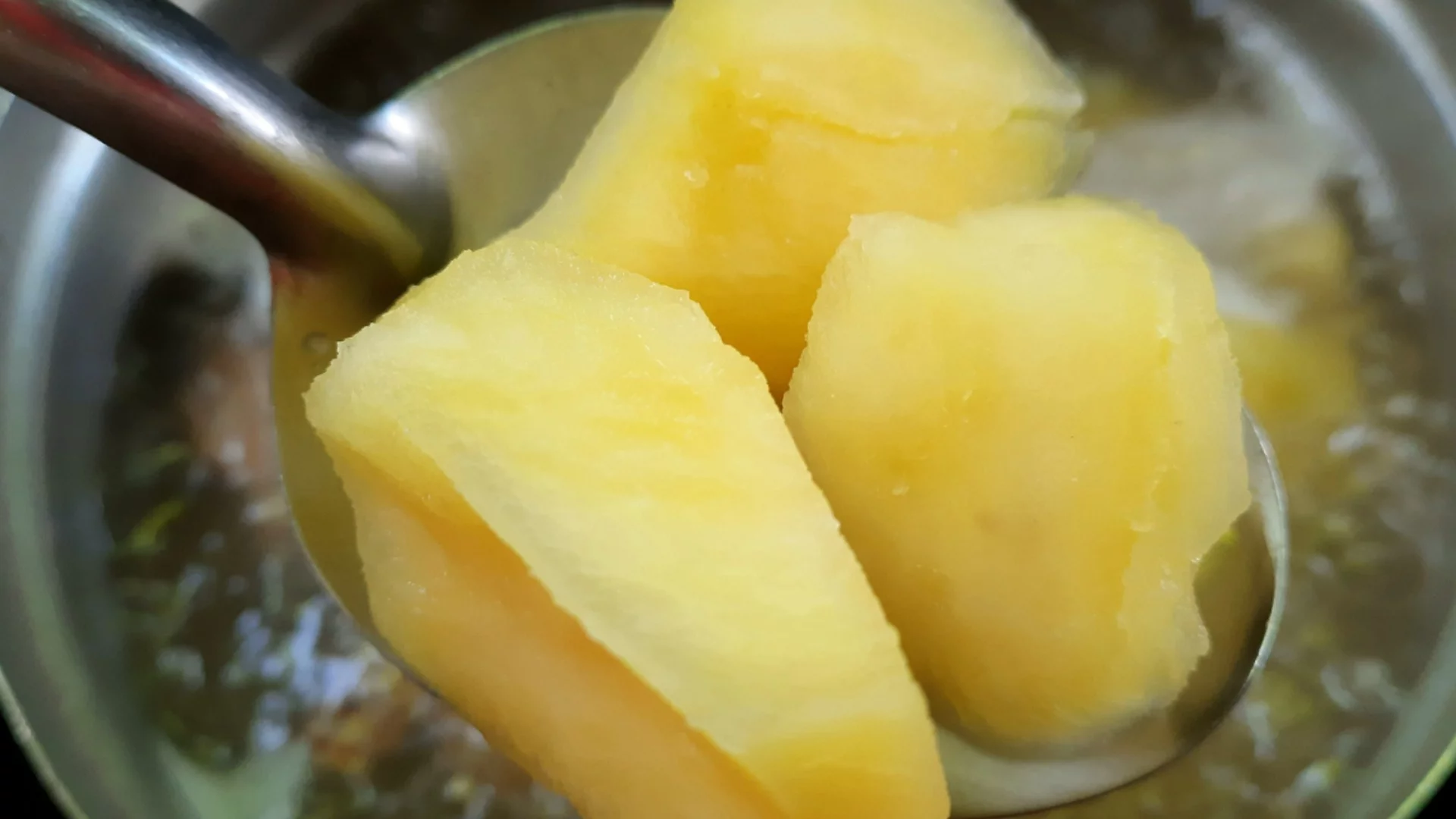 Сложете това във водата за варене на картофи и те ще станат още по-вкусни