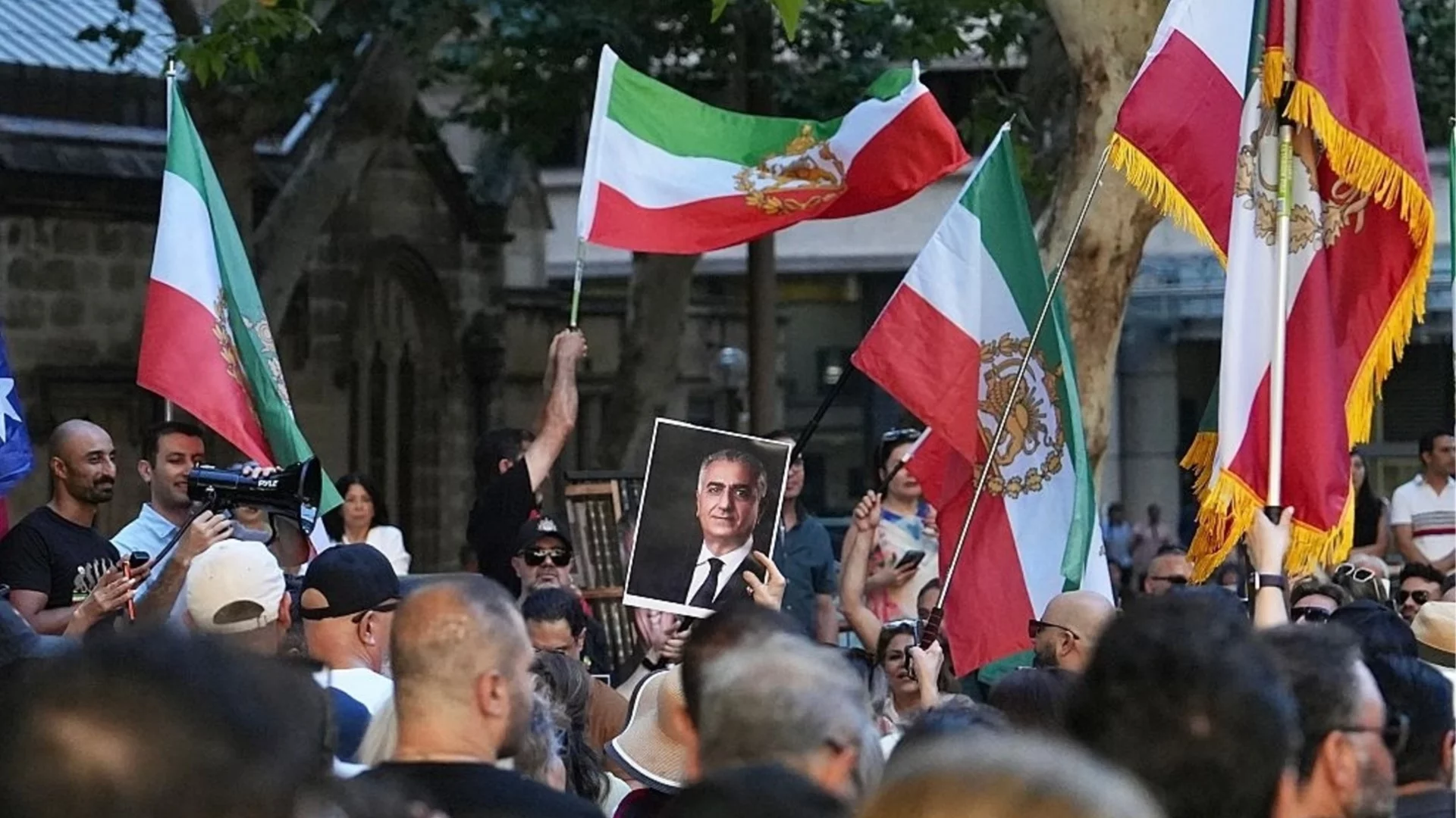 Ирански лекар: Всяка вечер обезценяват възможностите ни, както ставаше през 1996 г. в България