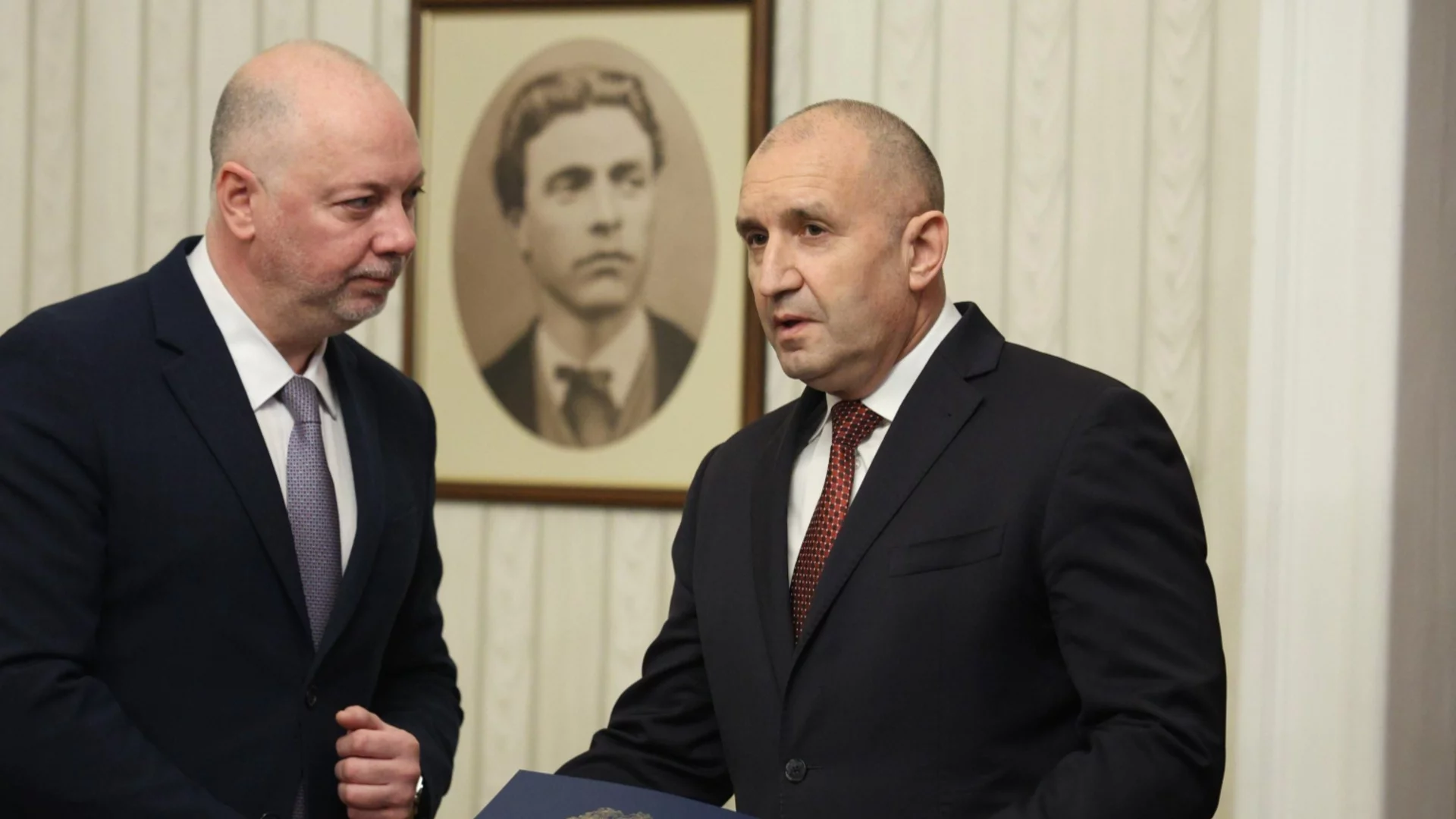 Желязков върна първия мандат: Радев го поздрави за оставката