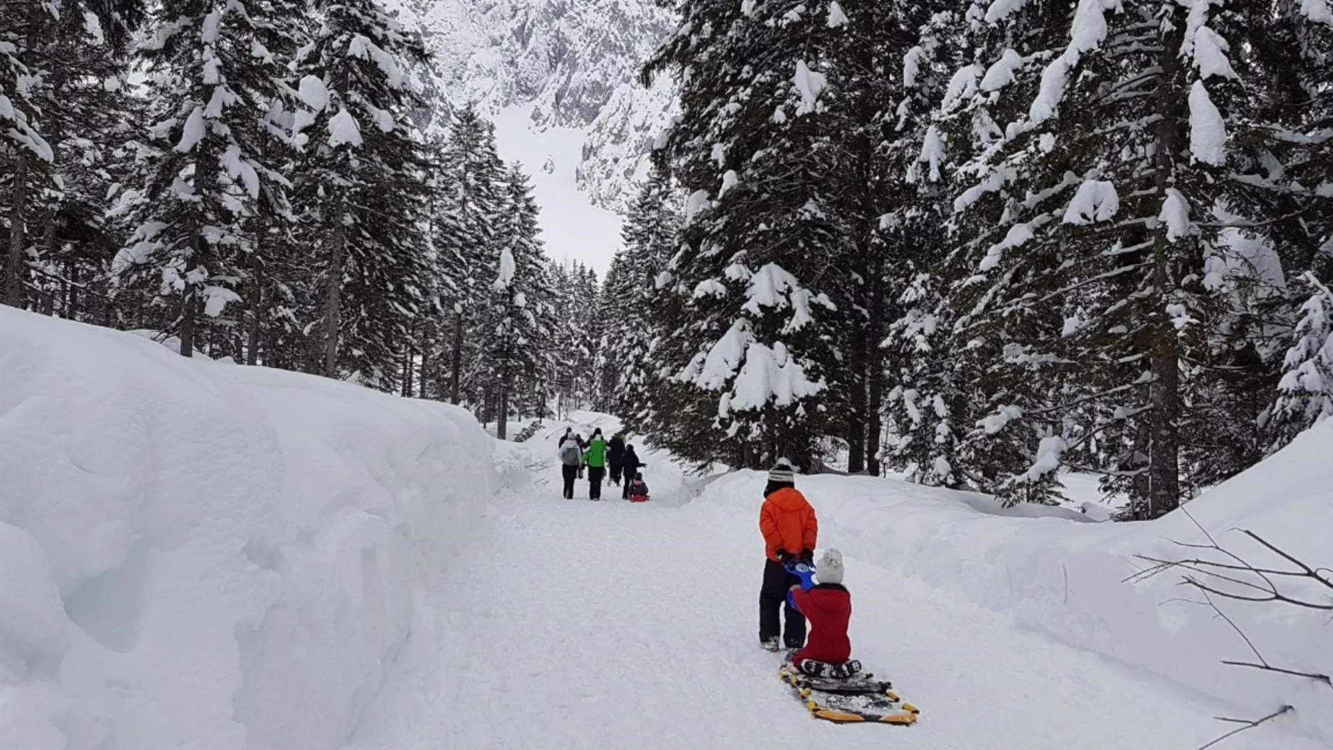 Непълнолетни момичета са ранени след инцидент с шейна (ВИДЕО)