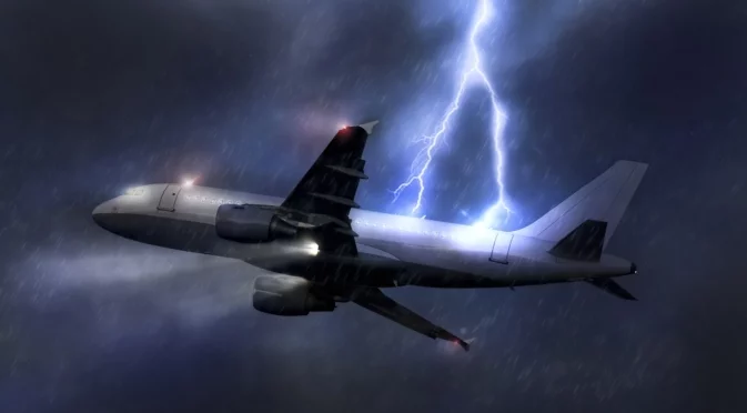 Как пилотите избягват гръмотевичните бури и какво се случва, когато не успеят