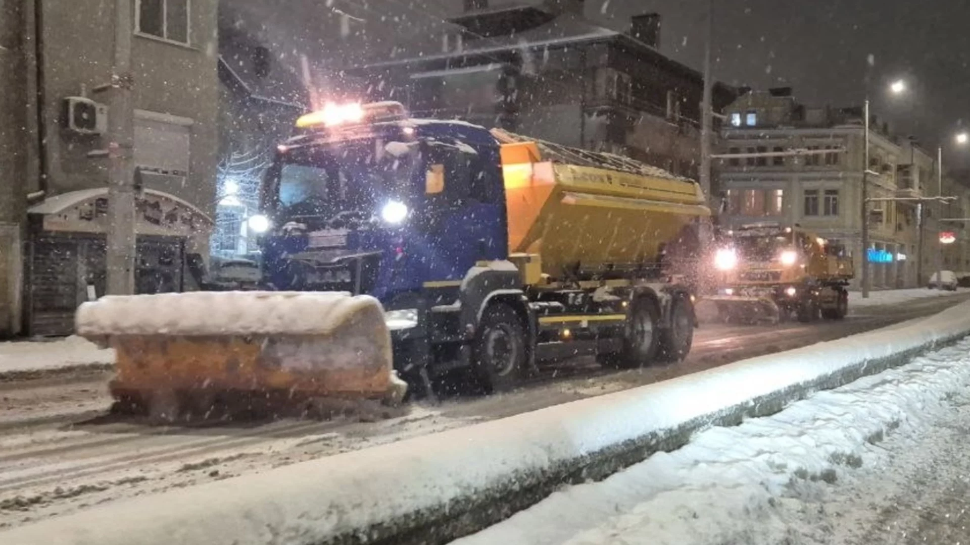 Община Русе мобилизира екипи срещу обледеняването на улици и тротоари