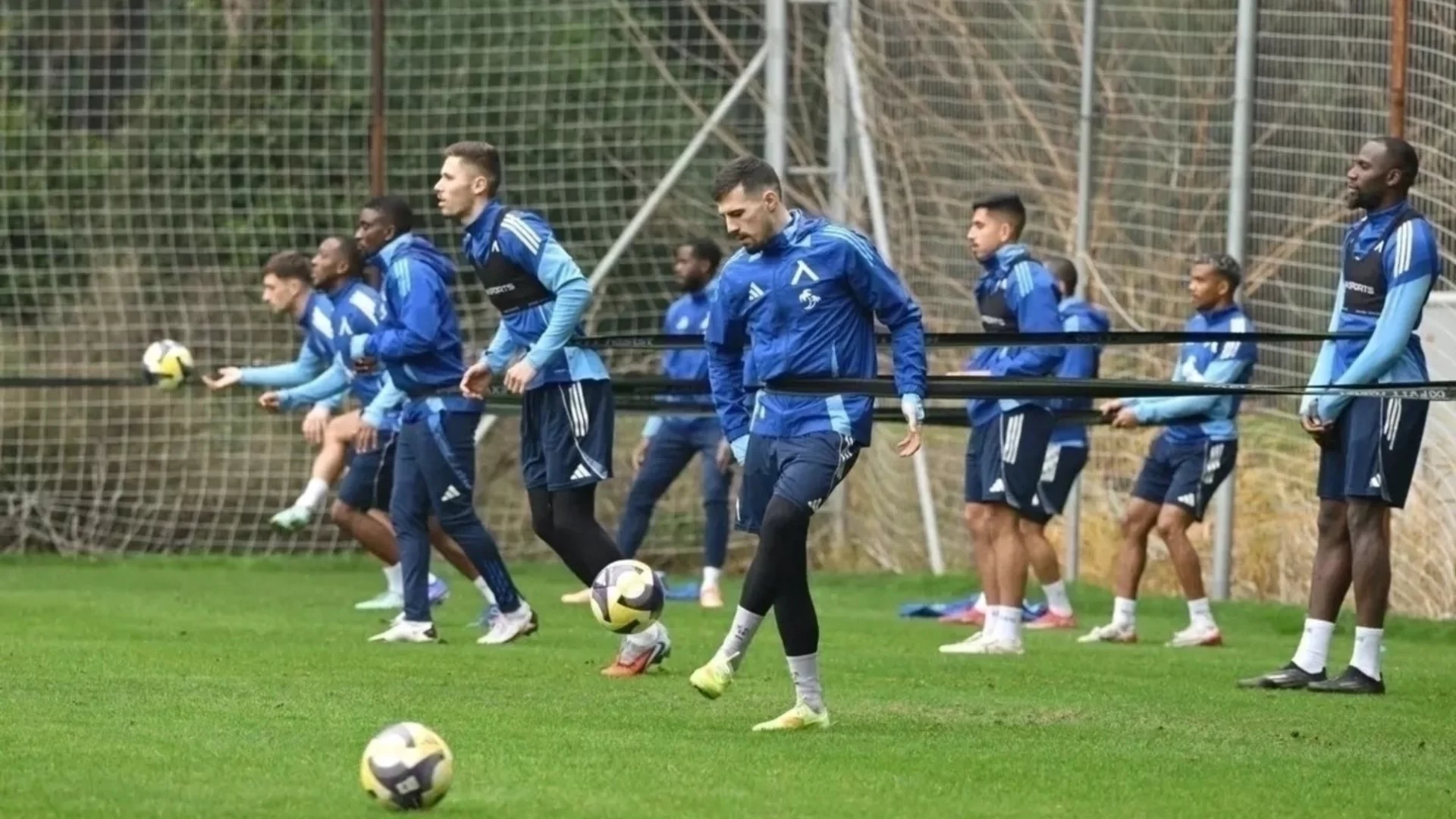 Левски направи престижен изходящ трансфер, но и остава със само един нападател