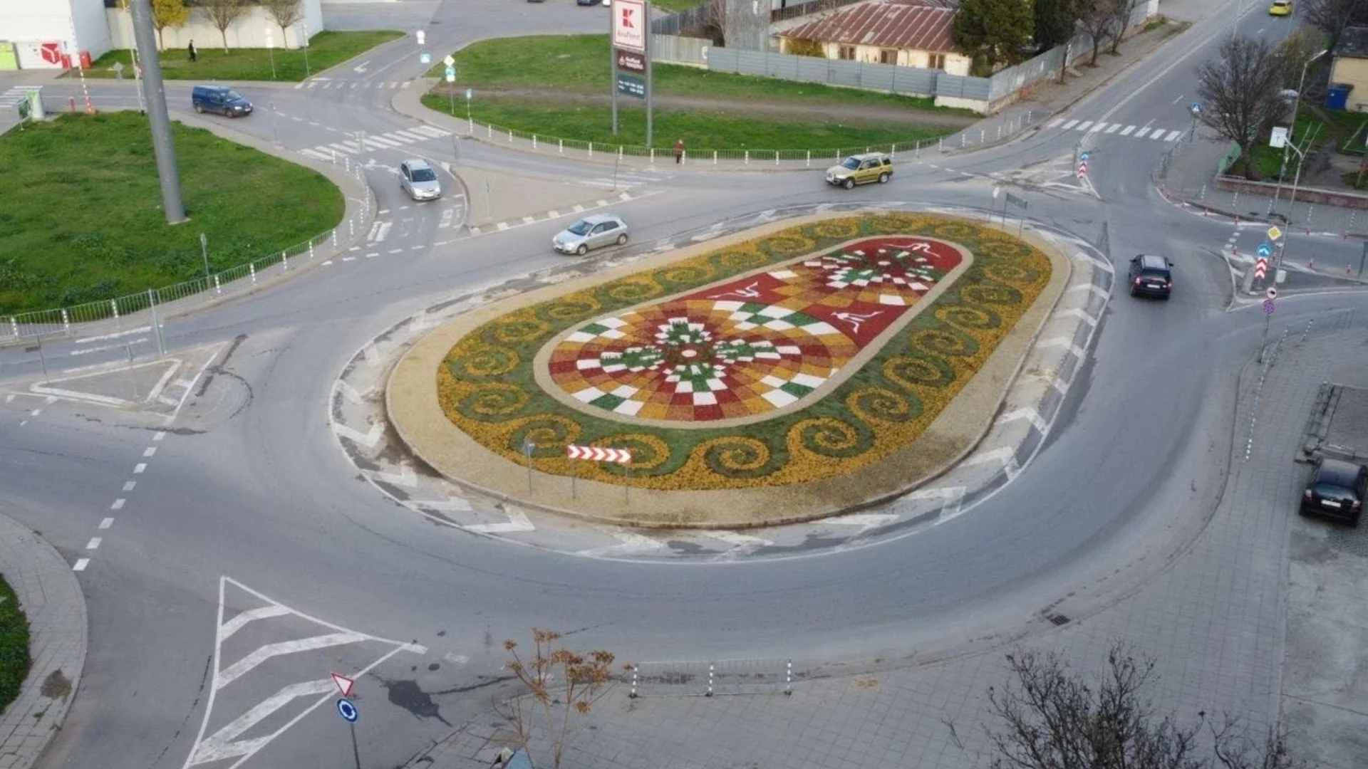 Ефектен проект с многоцветна мозайка от растения преобрази кръгово в Стара Загора