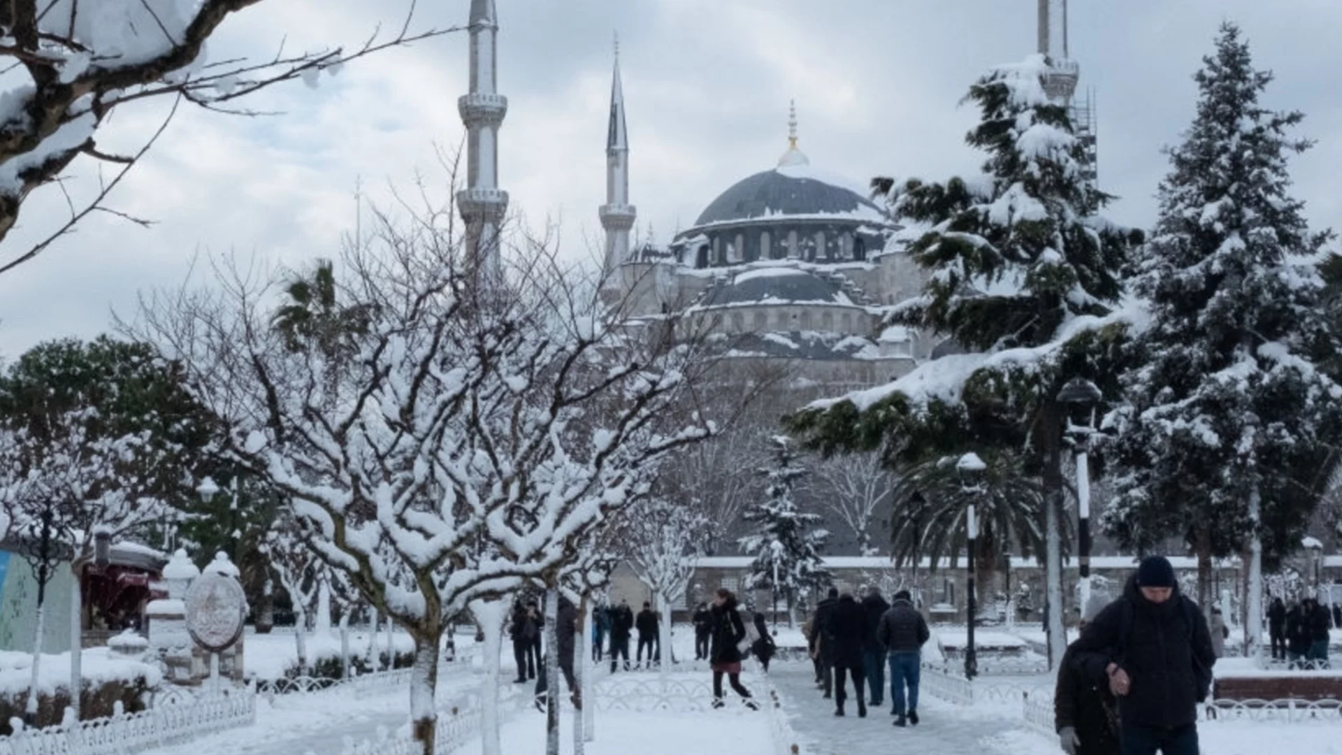 Сняг разпусна училищата в Истанбул, отменени са полети  (ВИДЕО)