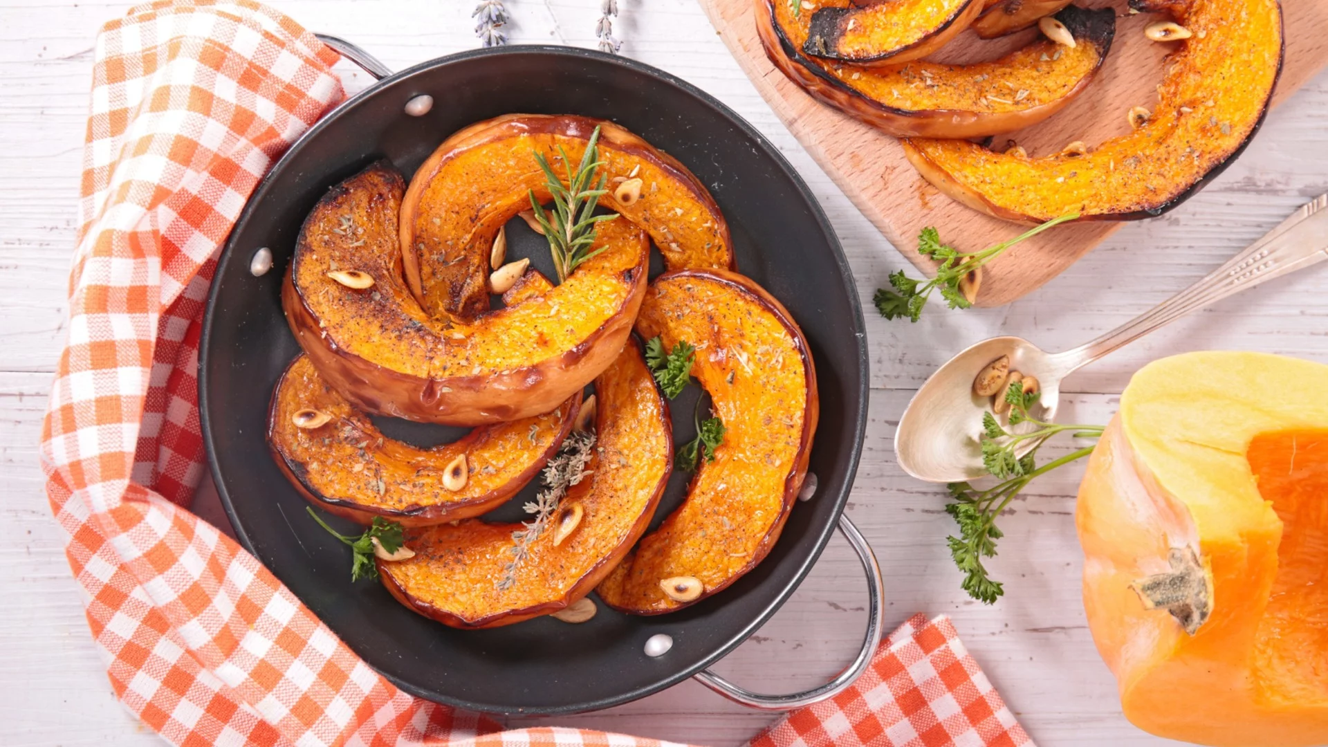 Печена тиква с орехи и канела – топъл зимен десерт от детството