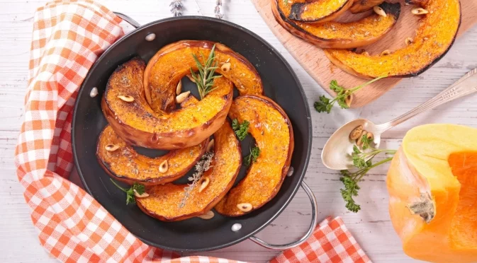 Печена тиква с орехи и канела – топъл зимен десерт от детството