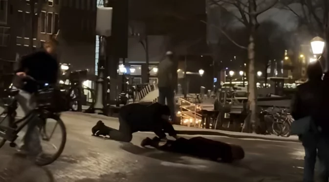 Ако мислите, че София беше зле, вижте поледицата в Амстердам (ВИДЕО)