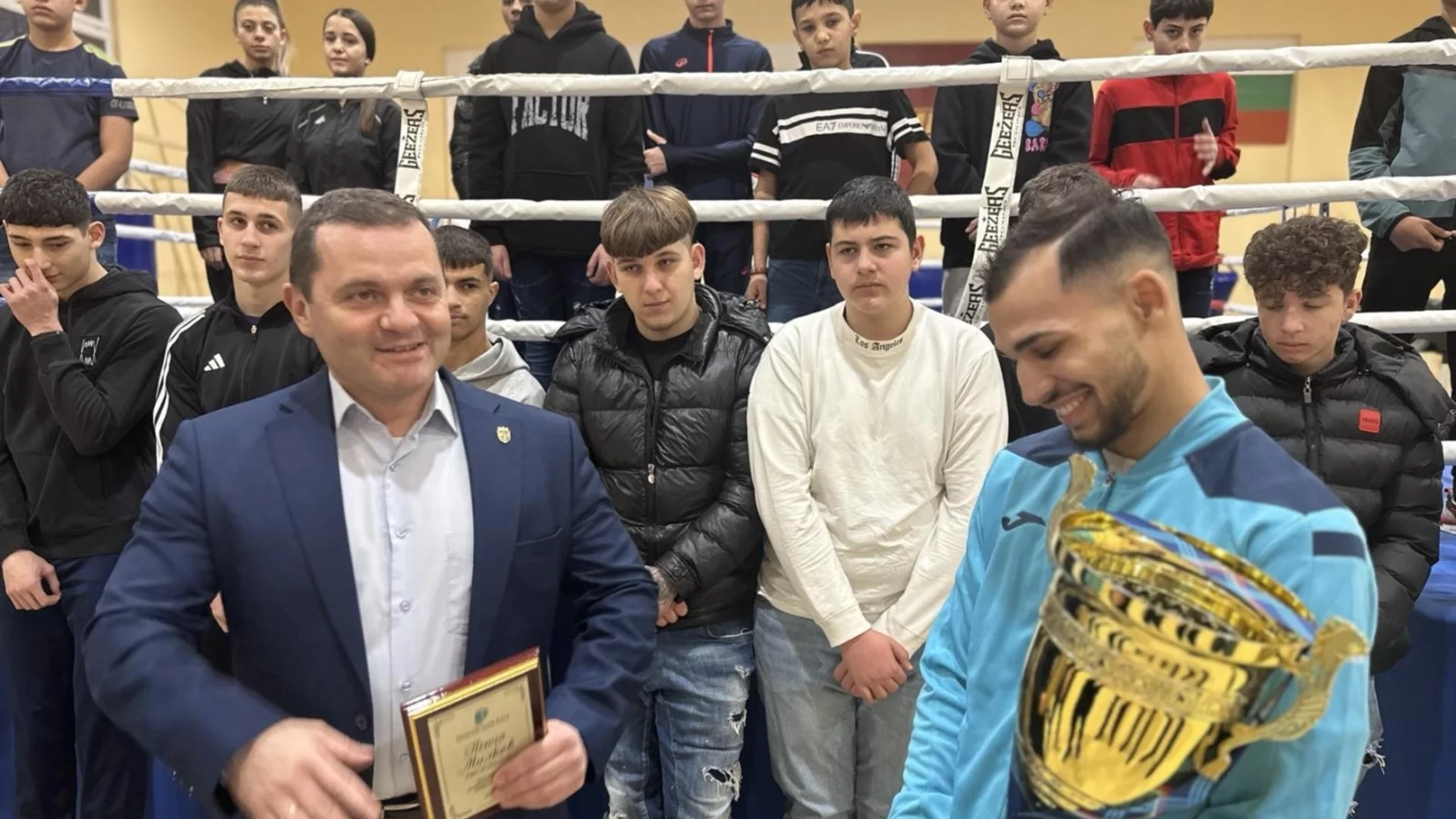 Кметът на Русе посрещна европейски шампион по бокс Радослав Росенов