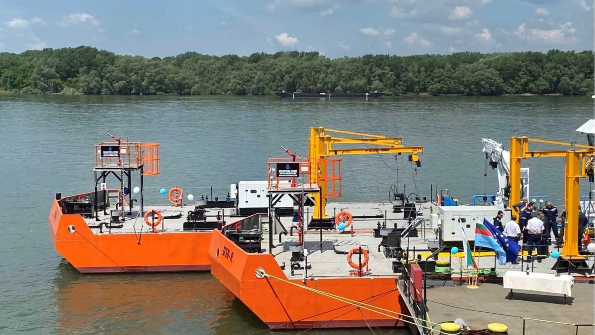 Баржа с над 1000 тона азотни торове потъна в Дунав след обявен още преди седмица риск