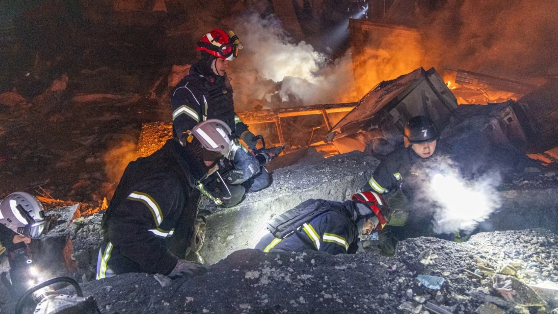 За да спре тока на Украйна: Масиран руски обстрел с балистични ракети, руски завод за дронове гори (ВИДЕО)