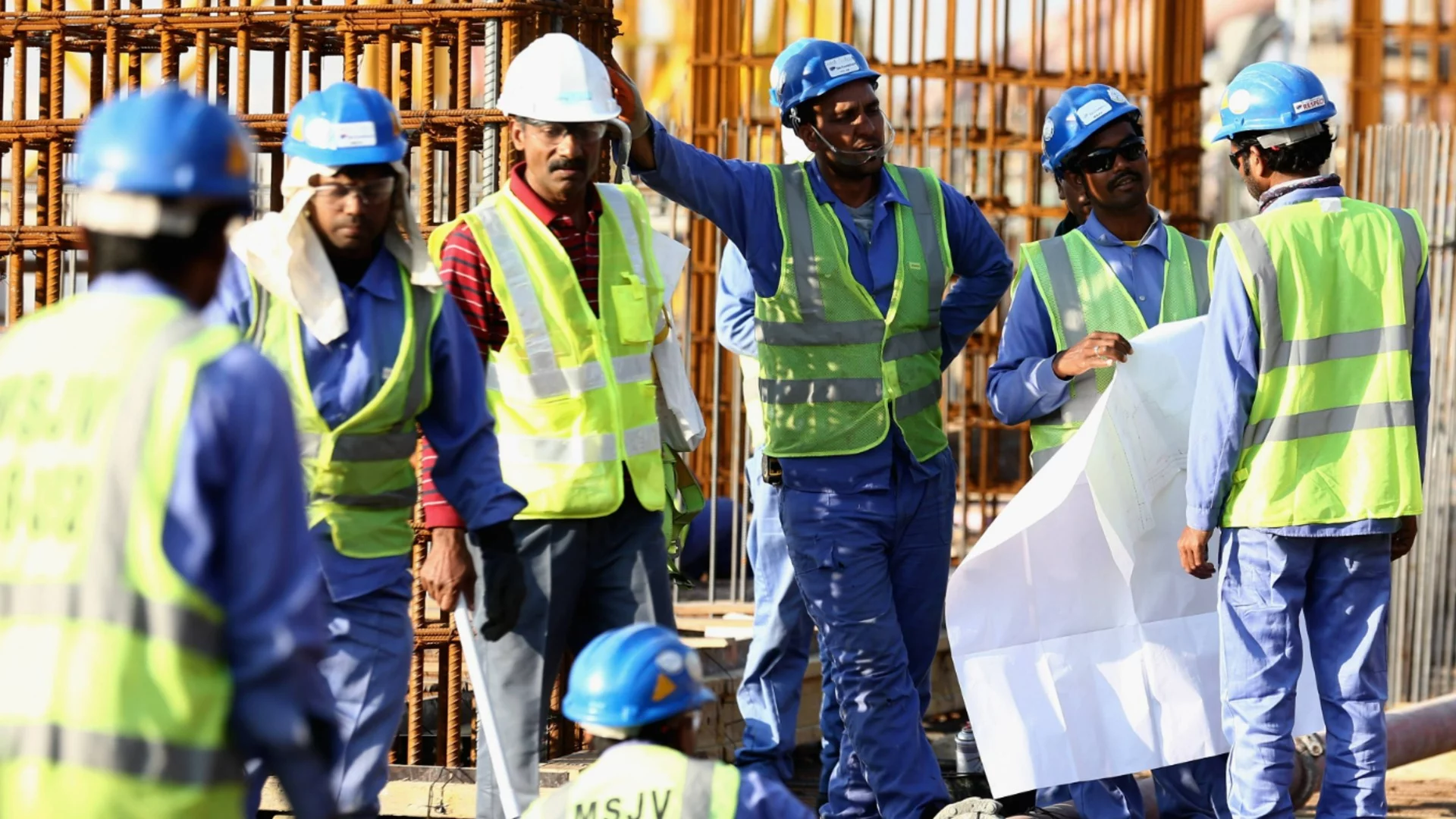 Решават ли работниците от Непал и Филипините проблемите на пазара на труда у нас: Проучване