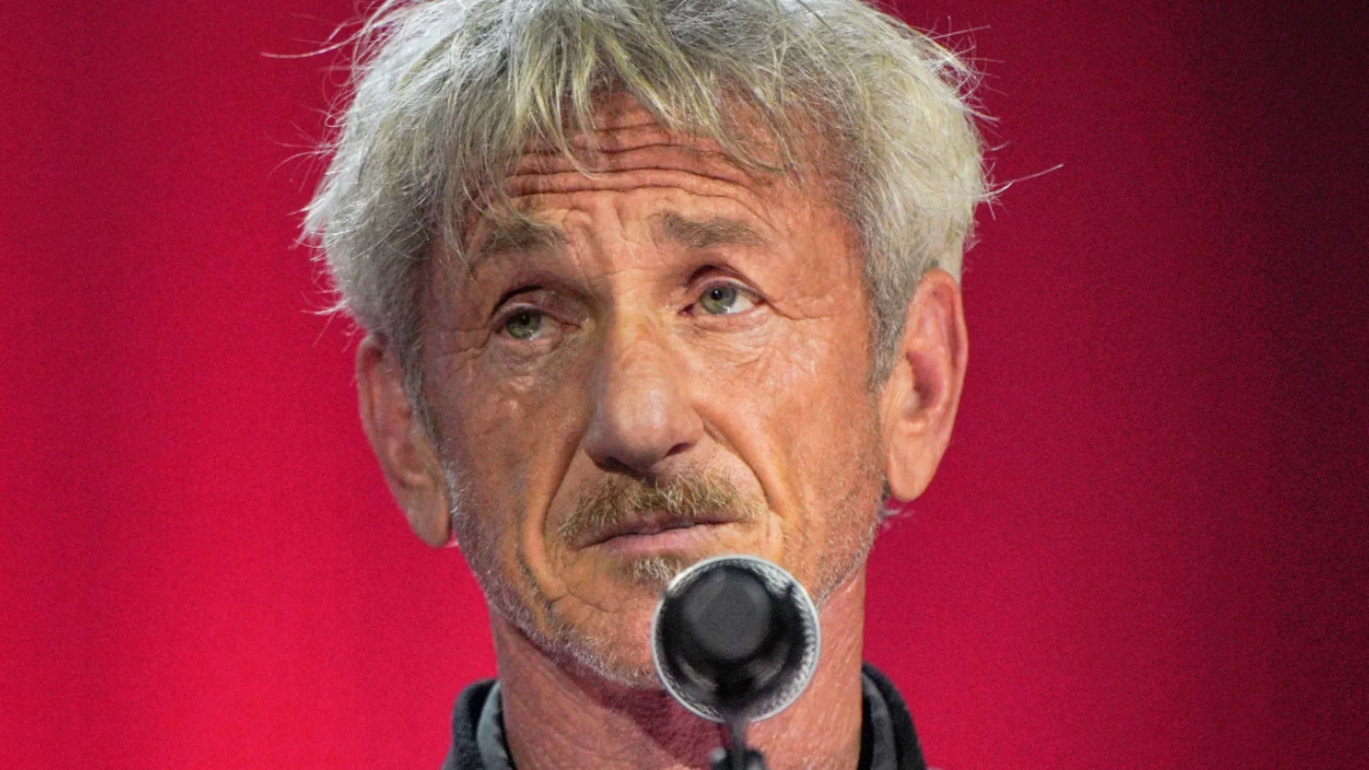 Гаси си фасовете в чашка: Шон Пен възмути с поведението си на наградите "Златен глобус" (СНИМКИ)