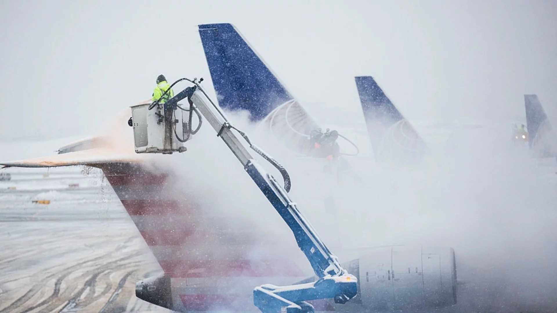 Хиляди засегнати пътници: Затвориха летището във Виена