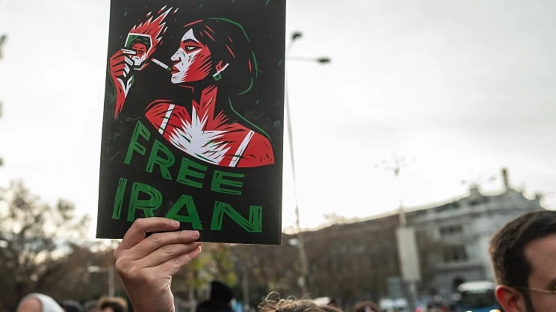 Запали си от Хаменей: Женските лица от протестите в Иран (СНИМКИ И ВИДЕО)