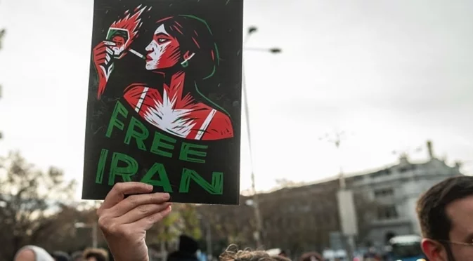 Запали си от Хаменей: Женските лица от протестите в Иран (СНИМКИ И ВИДЕО)