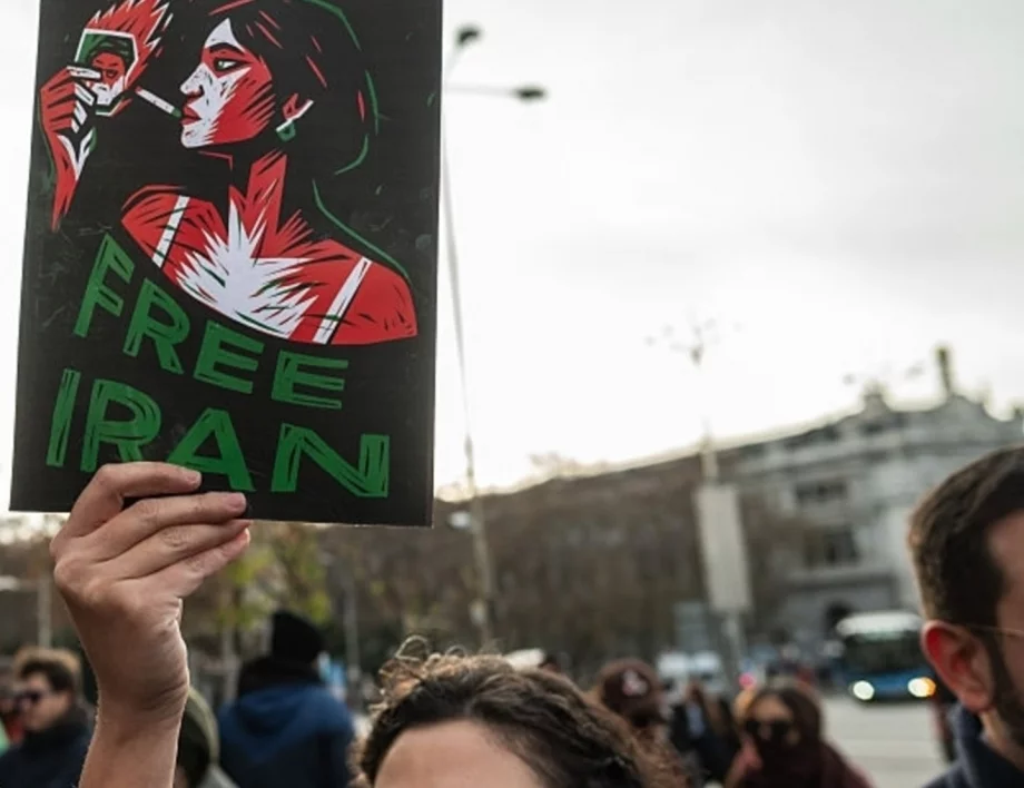 Запали си от Хаменей: Женските лица от протестите в Иран (СНИМКИ И ВИДЕО)