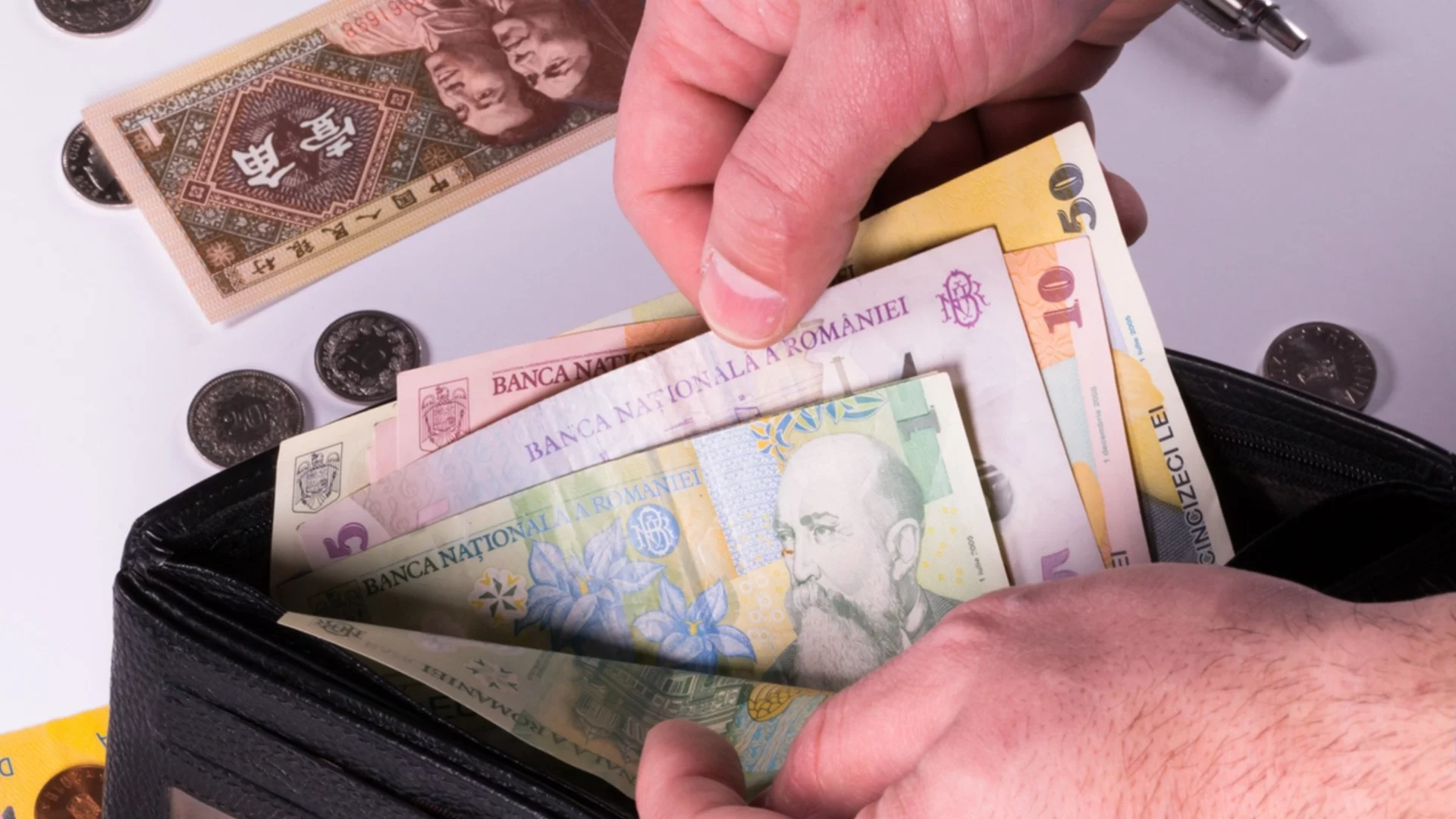 740 евро заплата: Румънците обедняват все повече