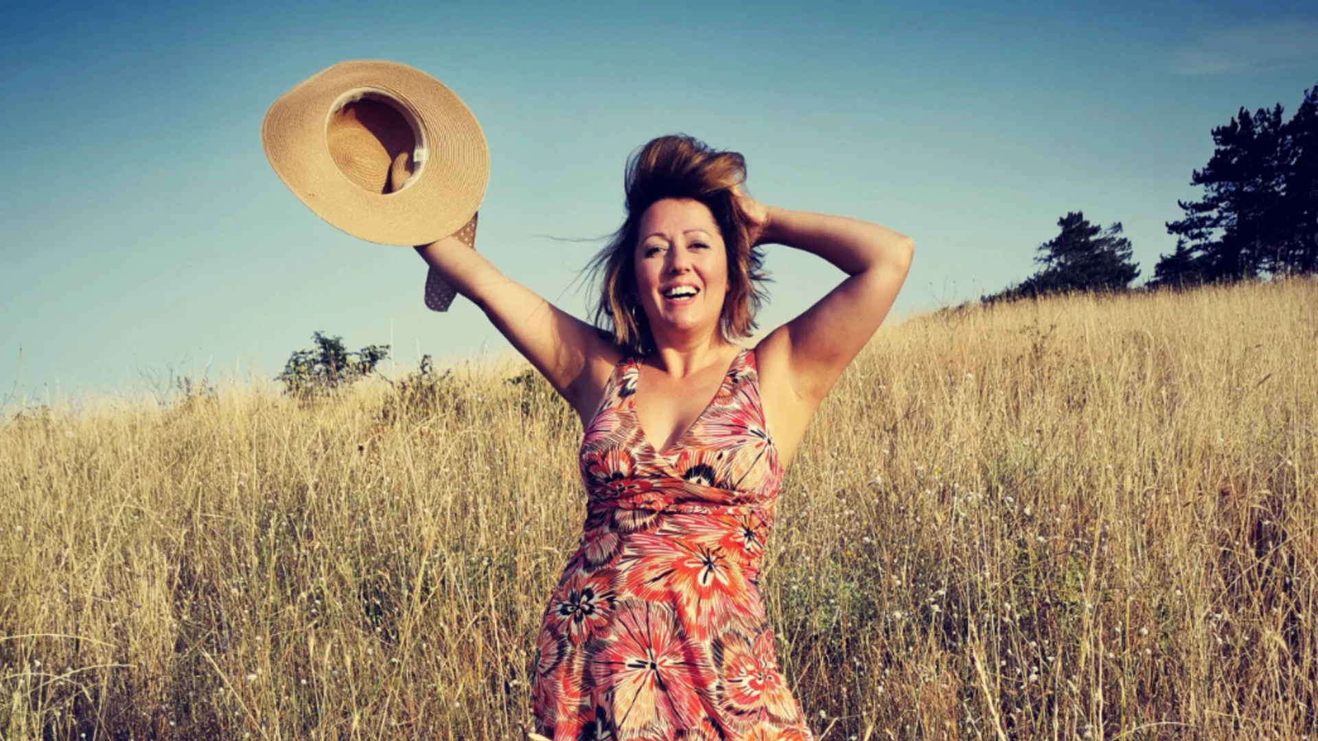 Кураж или лудост? Милица Гладнишка излезе в снега по плажна рокля (ВИДЕО) 