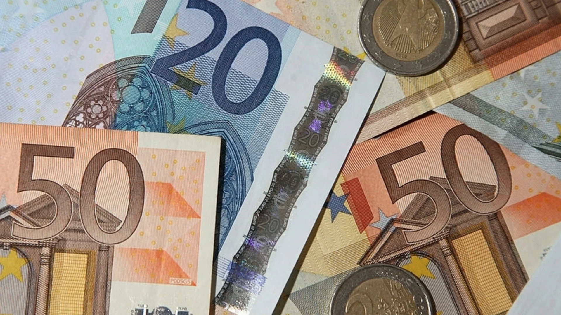 Странен завой в курса на еврото