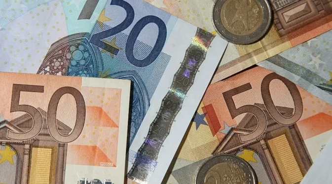 Странен завой в курса на еврото