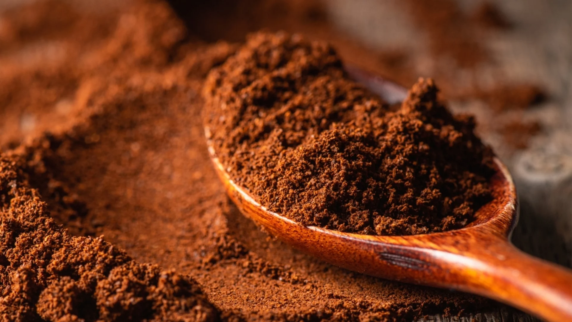 Защо хитрите домакини слагат утайка от кафе на перваза на прозореца