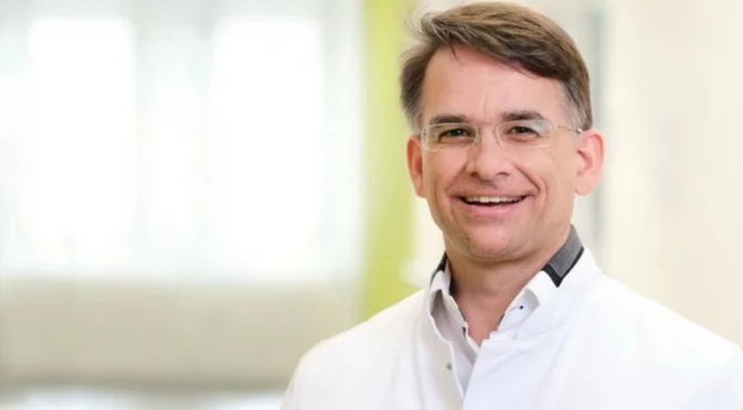 Водещият специалист по минимално инвазивна гръбначна хирургия д-р Щефен Хауг пристига в София за серия от консултации