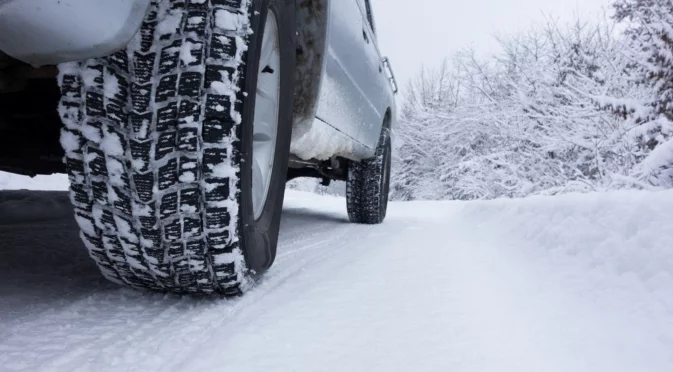 "Черен лед": Автомобилен състезател с полезни съвети за шофьорите
