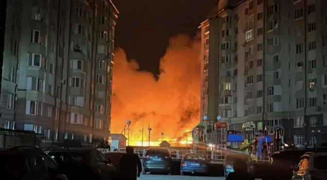 За да спре тока на Украйна: Масиран руски обстрел с балистични ракети, руски завод за дронове гори (ВИДЕО)