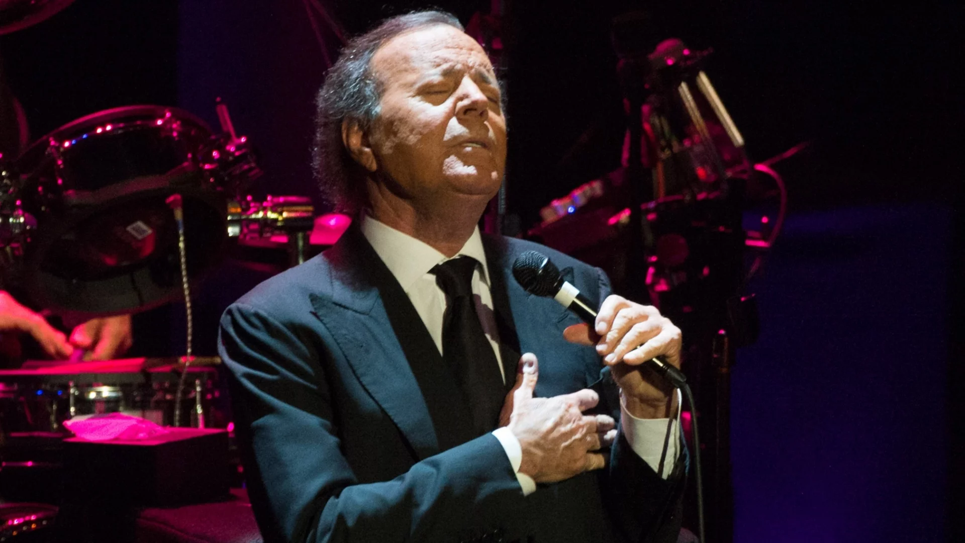 Легендата Хулио Иглесиас е обвинен в сексуално насилие