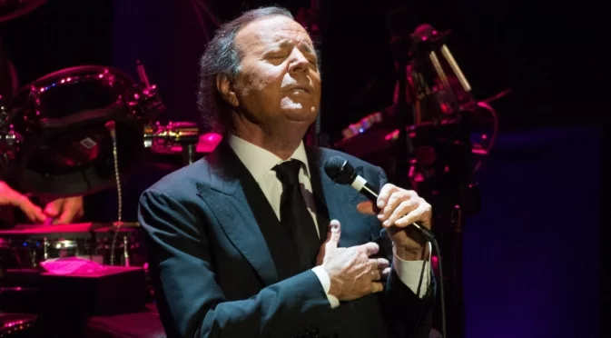 Легендата Хулио Иглесиас е обвинен в сексуално насилие