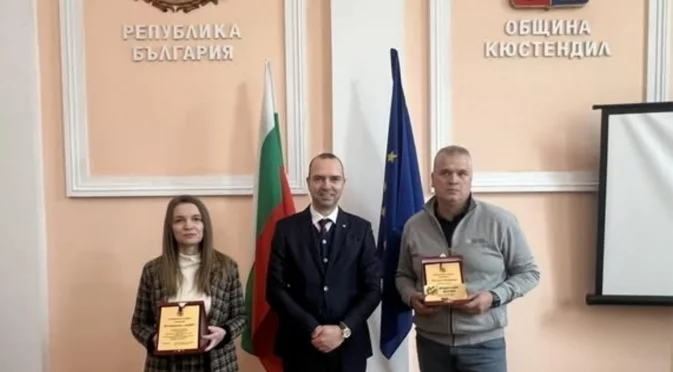 Кметът на Кюстендил награди победителя в конкурса за външна коледна украса