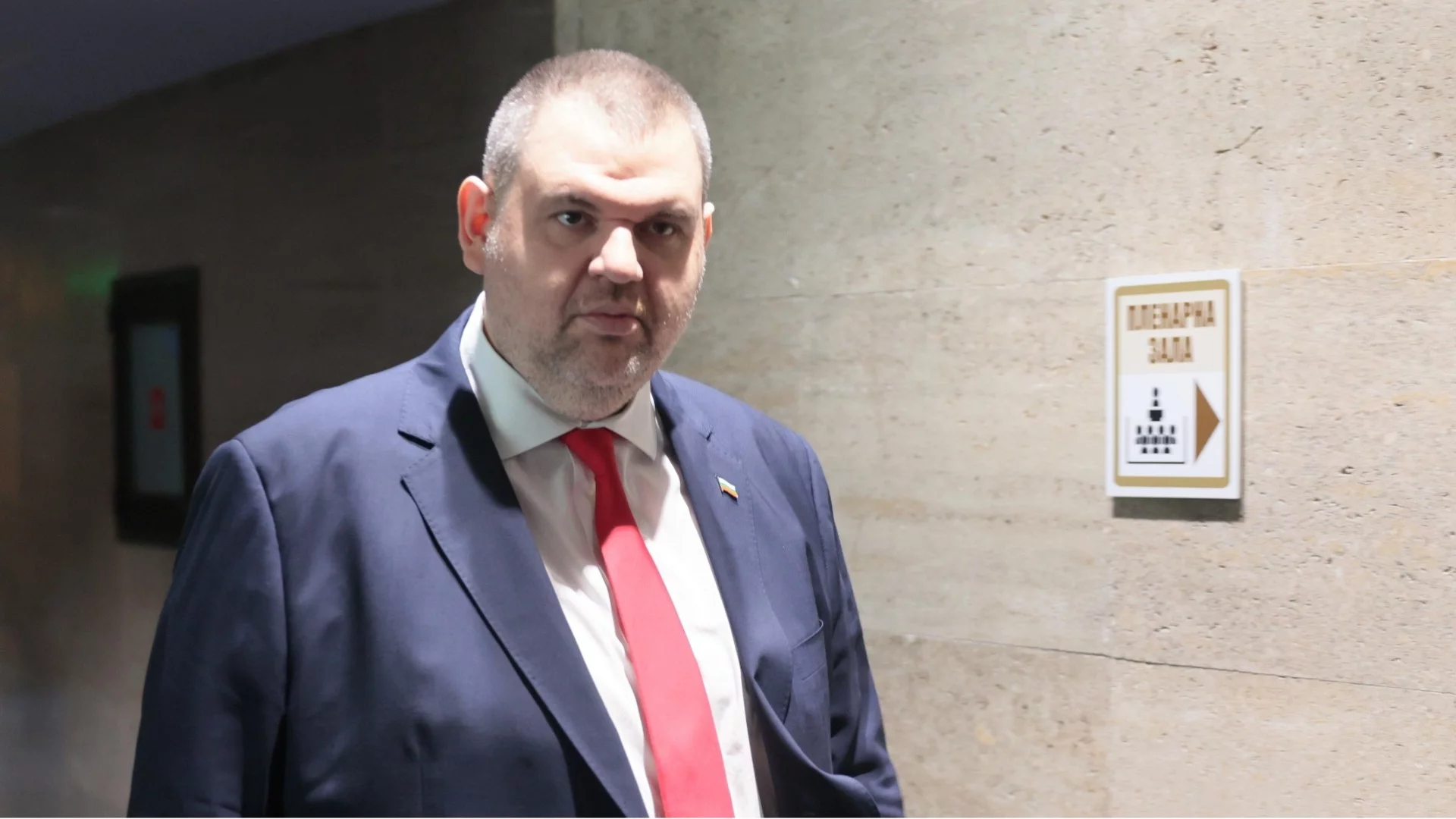 Пеевски поиска оставката на Терзиев заради боклука