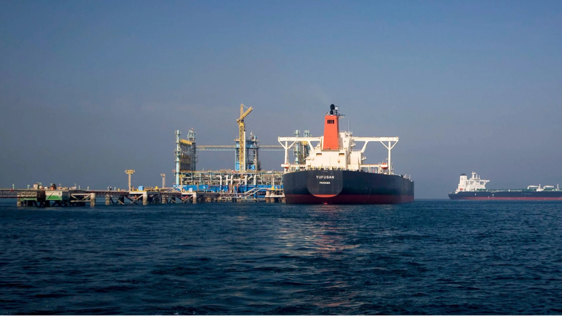 Казахстан потвърди: Атакувани са два кораба край терминала на Каспийския тръбопроводен консорциум