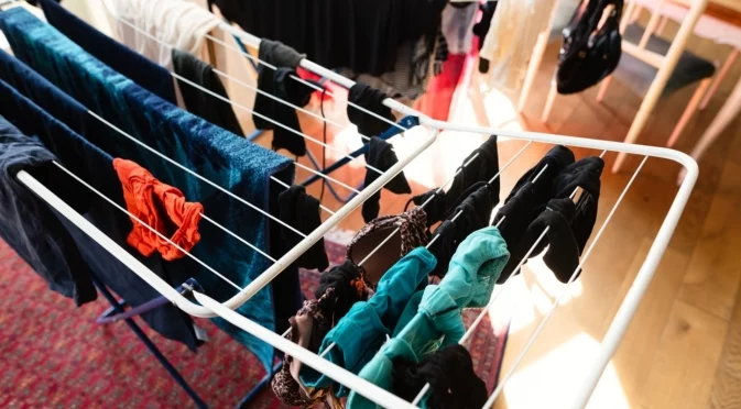 Как бързо да изсушим дрехите на закрито през зимата