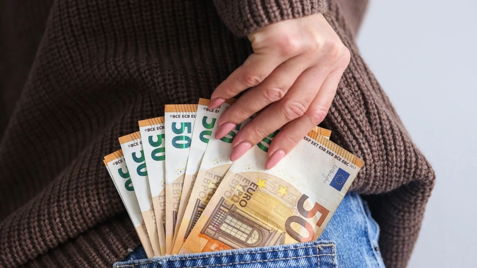 Отпуснаха още милиони за пощите - иначе еврото им свършва