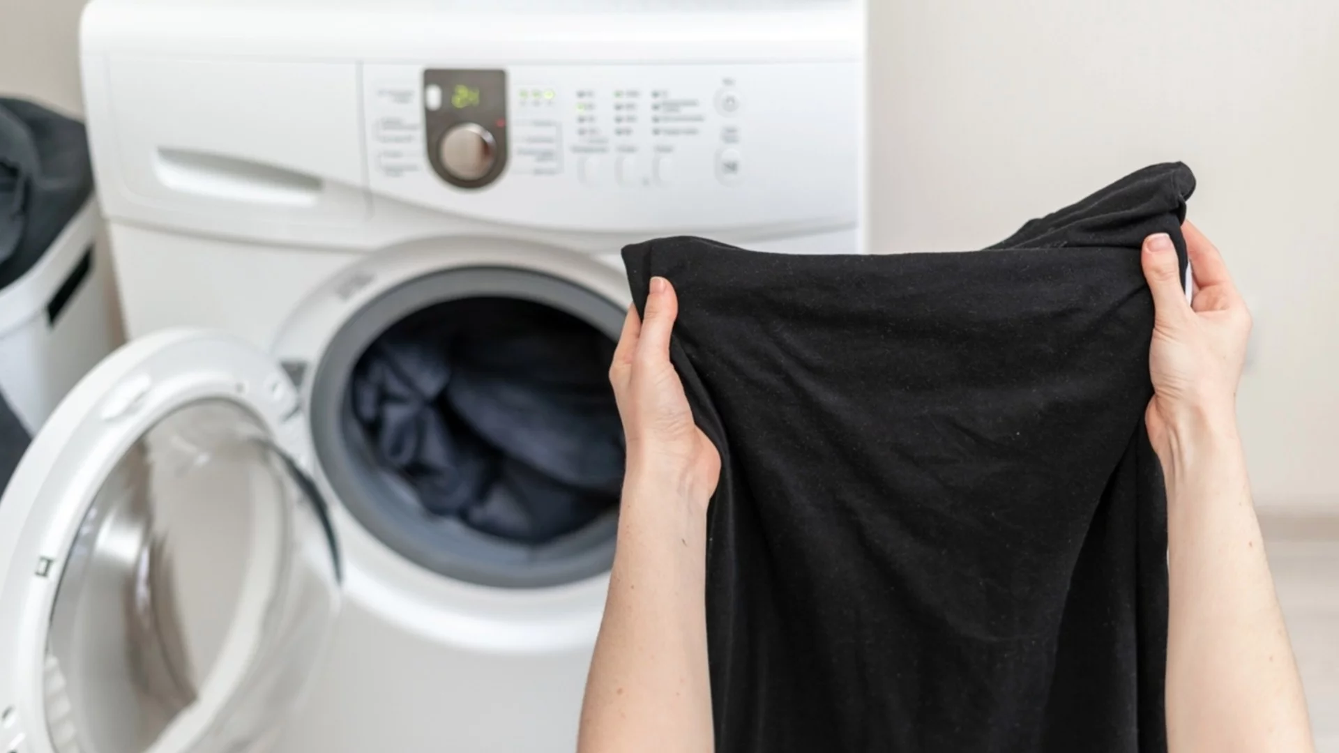 Пране на тъмни дрехи през зимата: как да запазим цвета им