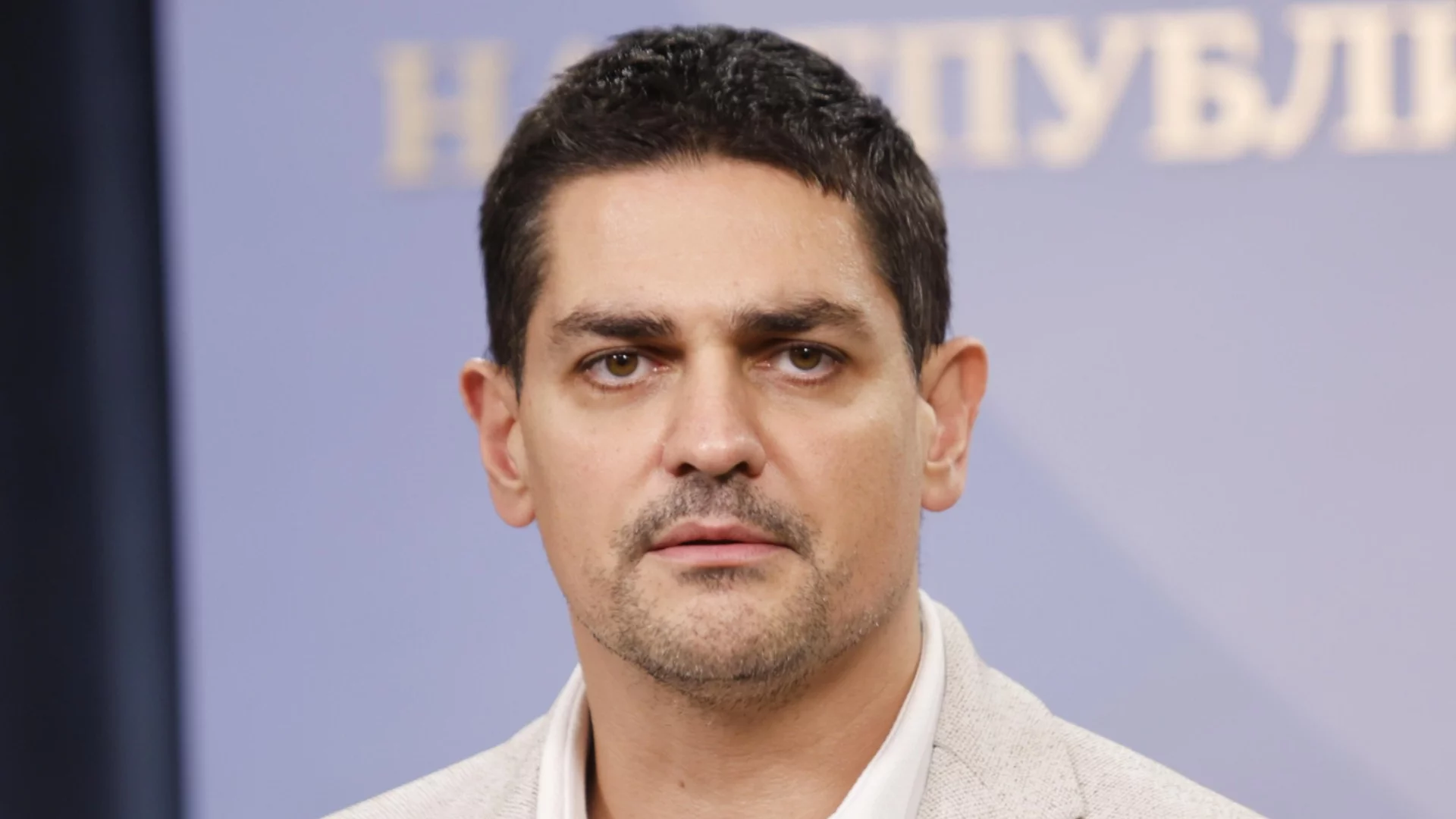 Радостин Василев: Най-добре да не се пипа ИК