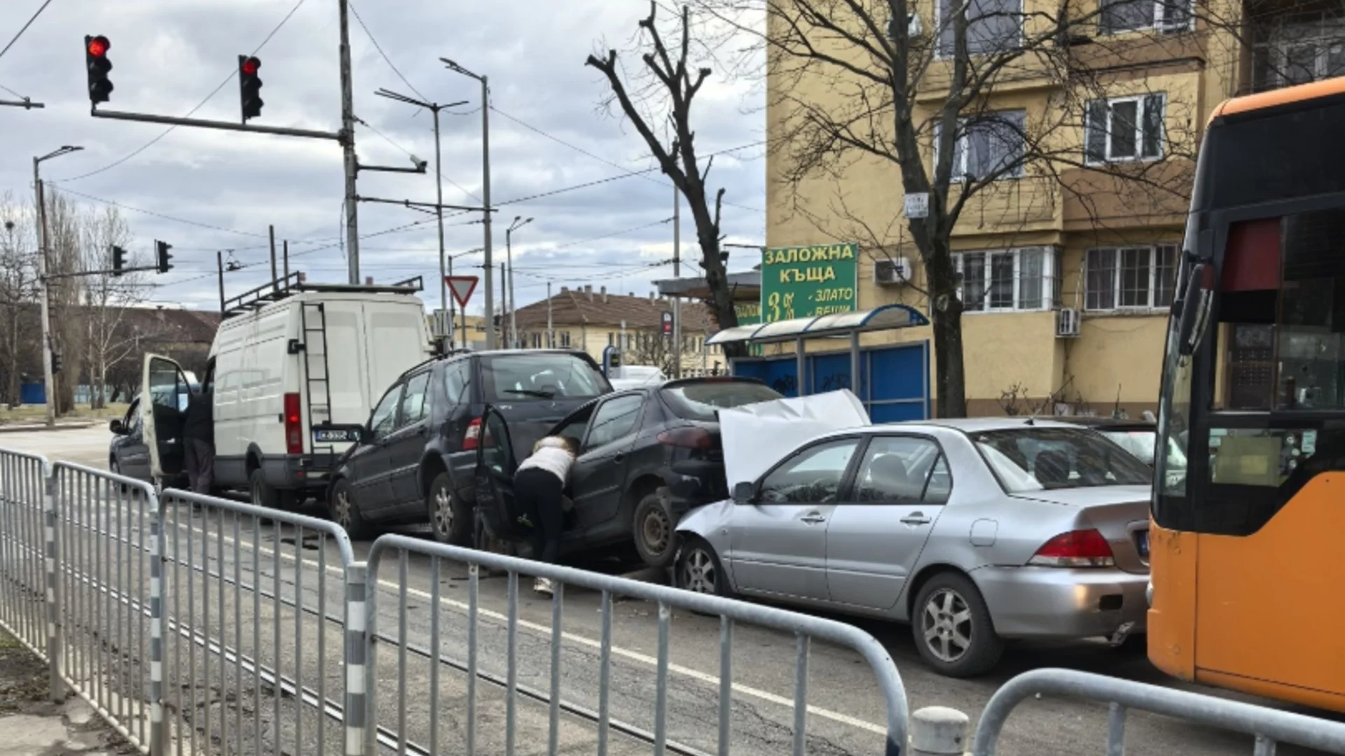 Поне 5 счупени коли: Верижна катастрофа в София